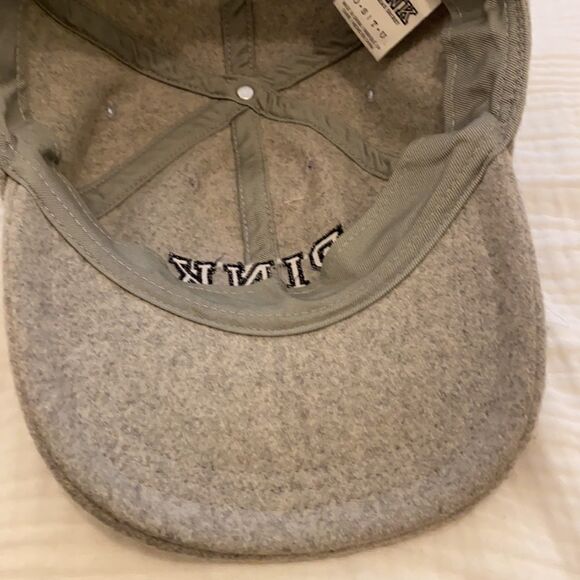 PINK hat . Perfect condition - Picture 5 of 8